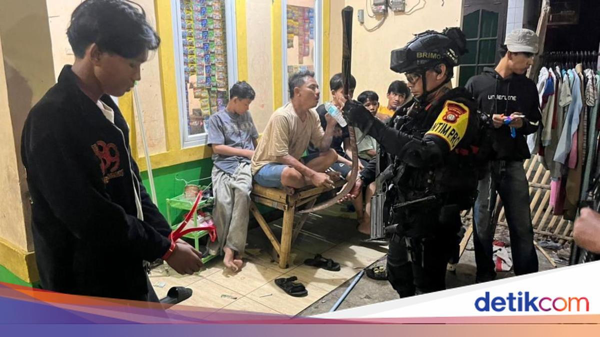 Brimob Polda Metro Gagalkan Tawuran Subuh di Jaktim, Celurit 2 Meter Diamankan
