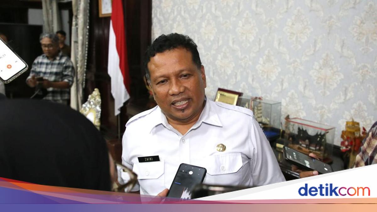Satpol PP Surabaya akhirnya buka suara soal razia di Pasar Karang Menjangan (Karmen) yang turut menyita barang dagangan lontong sayur dan kikil milik pedagang.

Via @detikjatim_