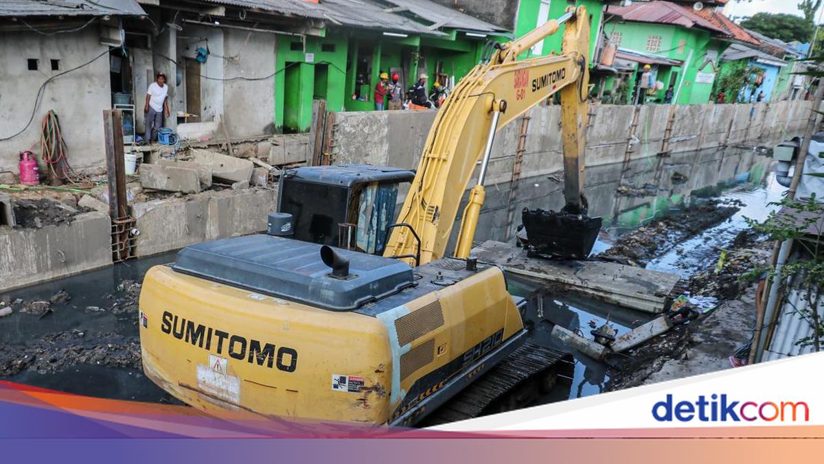 Normalisasi Kali Cakung Lama: Alat Berat Keruk Lumpur Cegah Banjir Jakarta Utara