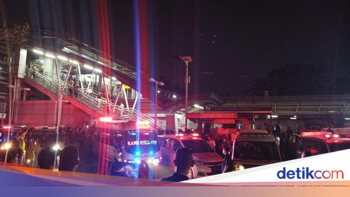 Evakuasi Korban Kecelakaan Kereta di Stasiun Bekasi Timur, Ambulans Siaga