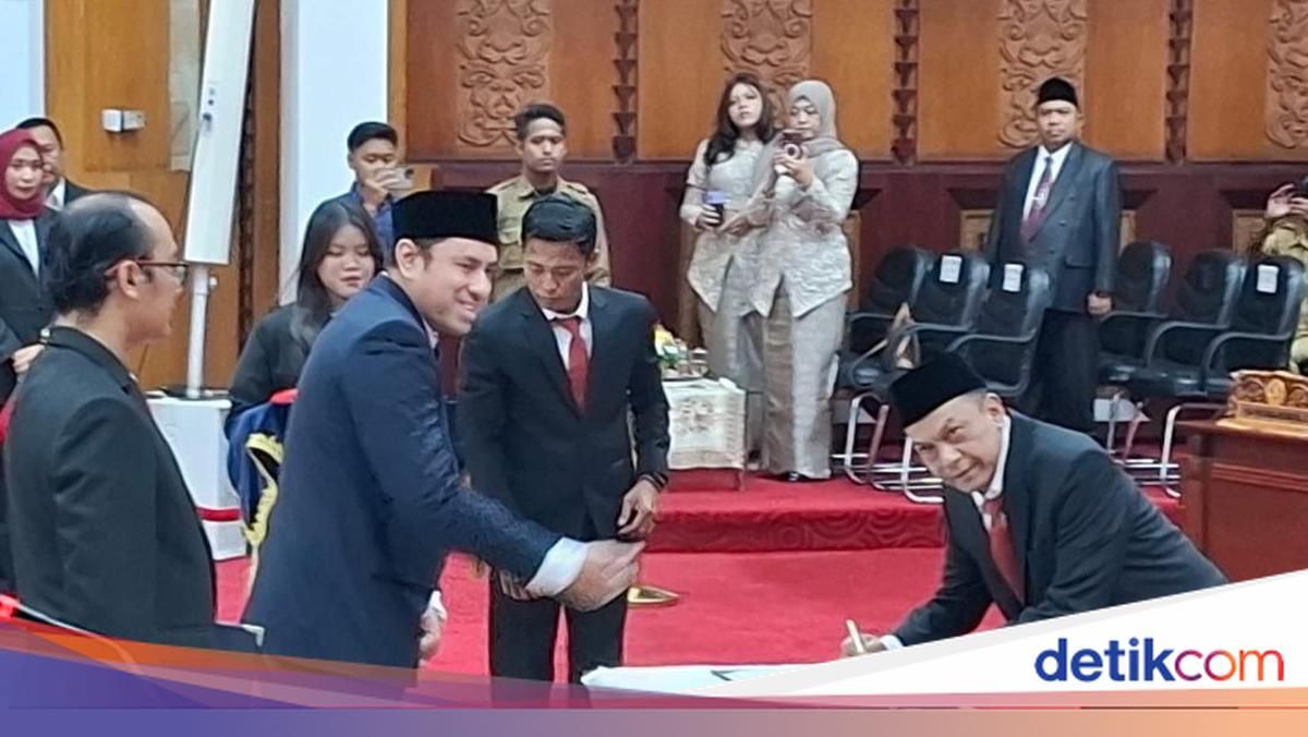 Anas Karno Dilantik Jadi Anggota DPRD Surabaya Lewat Jalur PAW