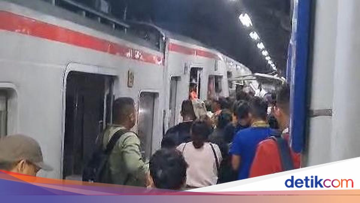 Tabrakan Kereta di Bekasi Timur, Penumpang KRL Pecahkan Kaca Selamatkan Diri