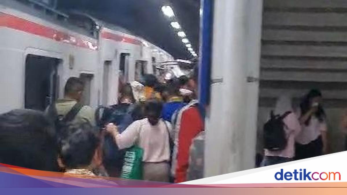Basarnas kerahkan tim elit untuk menangani kecelakaan kereta di Stasiun Bekasi Timur. Tabrakan KRL dan KA jarak jauh menyebabkan sejumlah korban.