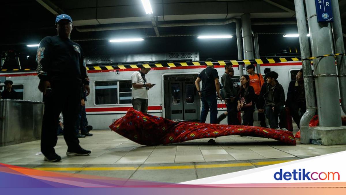 Wanita Terjepit di KRL Berhasil Dievakuasi, Ditandu dan Pakai Oksigen