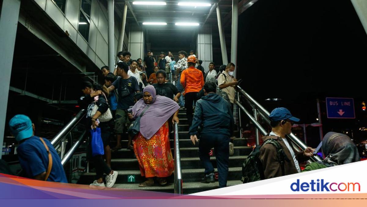 KAI tutup sementara Stasiun Bekasi Timur akibat tabrakan kereta. Lima penumpang meninggal, tiga masih terjepit. Posko tanggap darurat didirikan.
