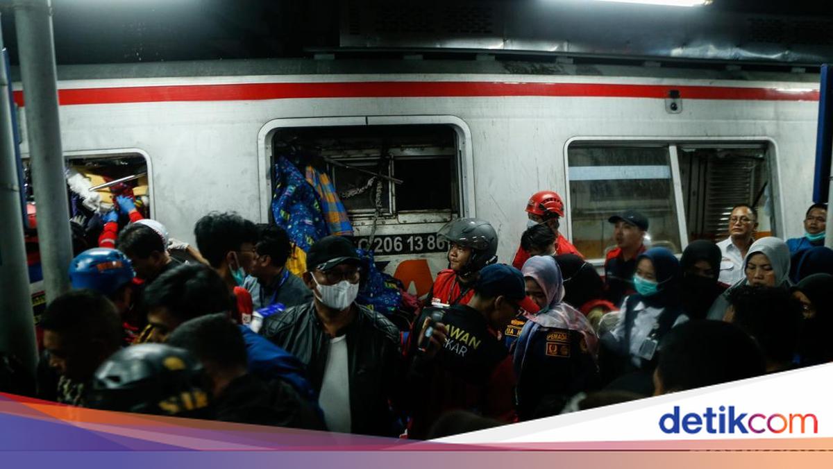 Sebanyak 240 orang berada dalam KA Jarak Jauh Argo Bromo Anggrek yang menabrak KRL di Stasiun Bekasi Timur. Seluruh penumpang Argo Bromo selamat.
