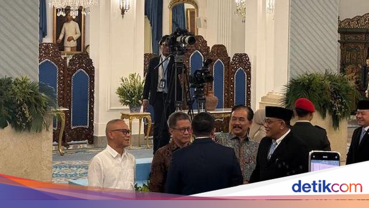 Momen Akrab Seskab Teddy Bareng Rocky Gerung hingga Syahganda di Istana