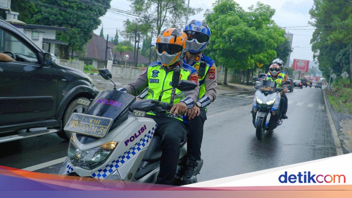 Polisi siagakan unit Police Rangers di Lembang untuk mengatur arus lalu lintas saat libur panjang. Helm modifikasi menarik perhatian pengendara. Begini penampakannya!

Via @detikjabar_