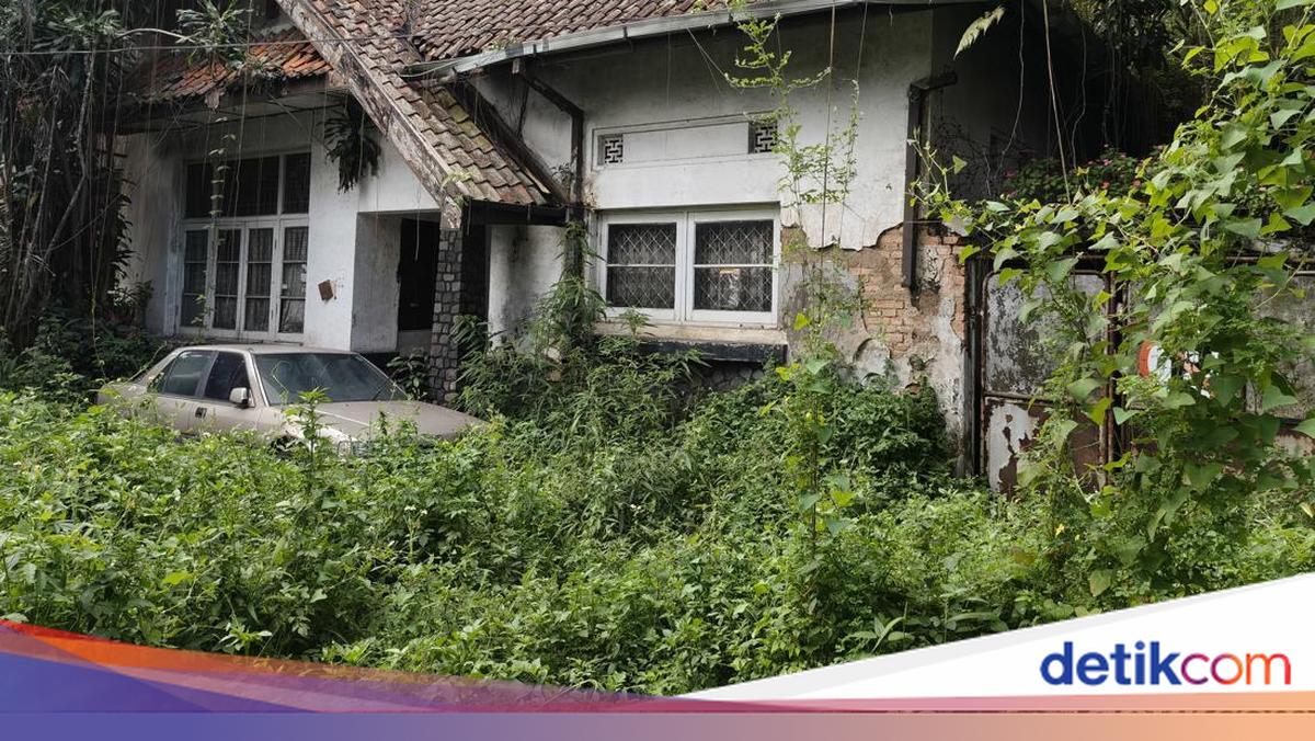 Rumah terbengkalai di Jalan Wastukencana, Bandung, salah diidentifikasi sebagai milik dokter dermawan Johan Somali. Pemilik sebenarnya adalah Yasin Halim. Simak ulasan lengkapnya di sini!

Via @detikjabar_