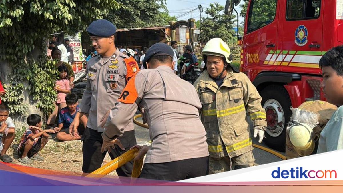 Brimob Polda Metro Bantu Padamkan Kebakaran Warkop di Jaktim