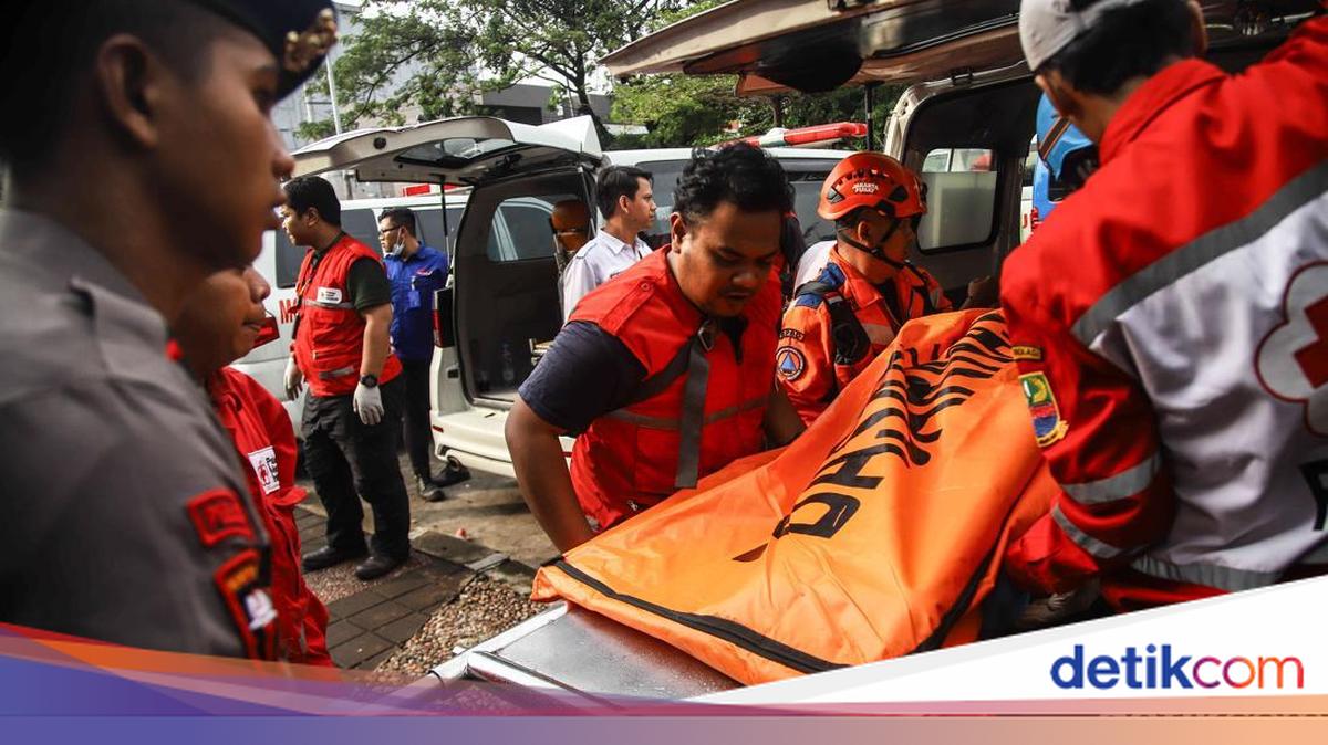 RS Polri menerima 10 kantong jenazah korban kecelakaan KA Jarak Jauh dengan KRL yang terjadi di Stasiun Bekasi Timur. Proses identifikasi tengah dilakukan.