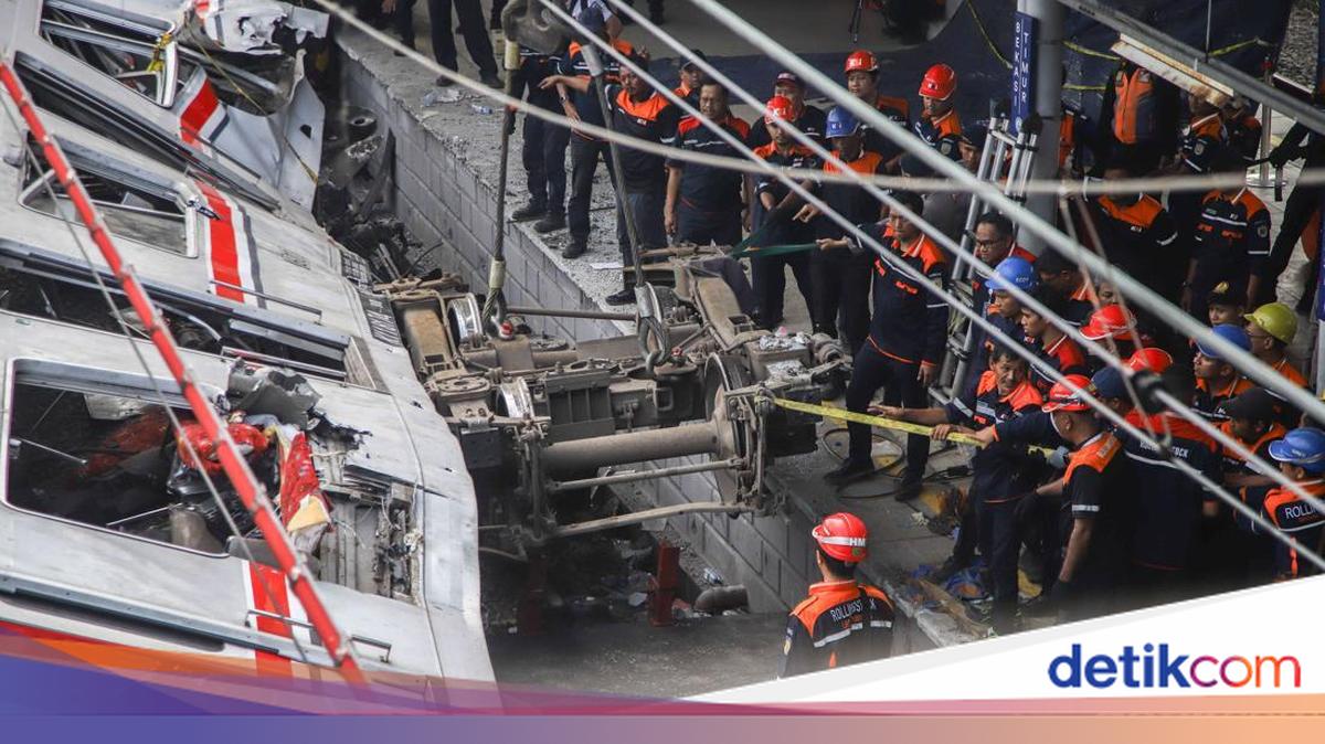 Kisah Menyayat Hati Keluarga Cari Korban Kecelakaan Kereta Bekasi