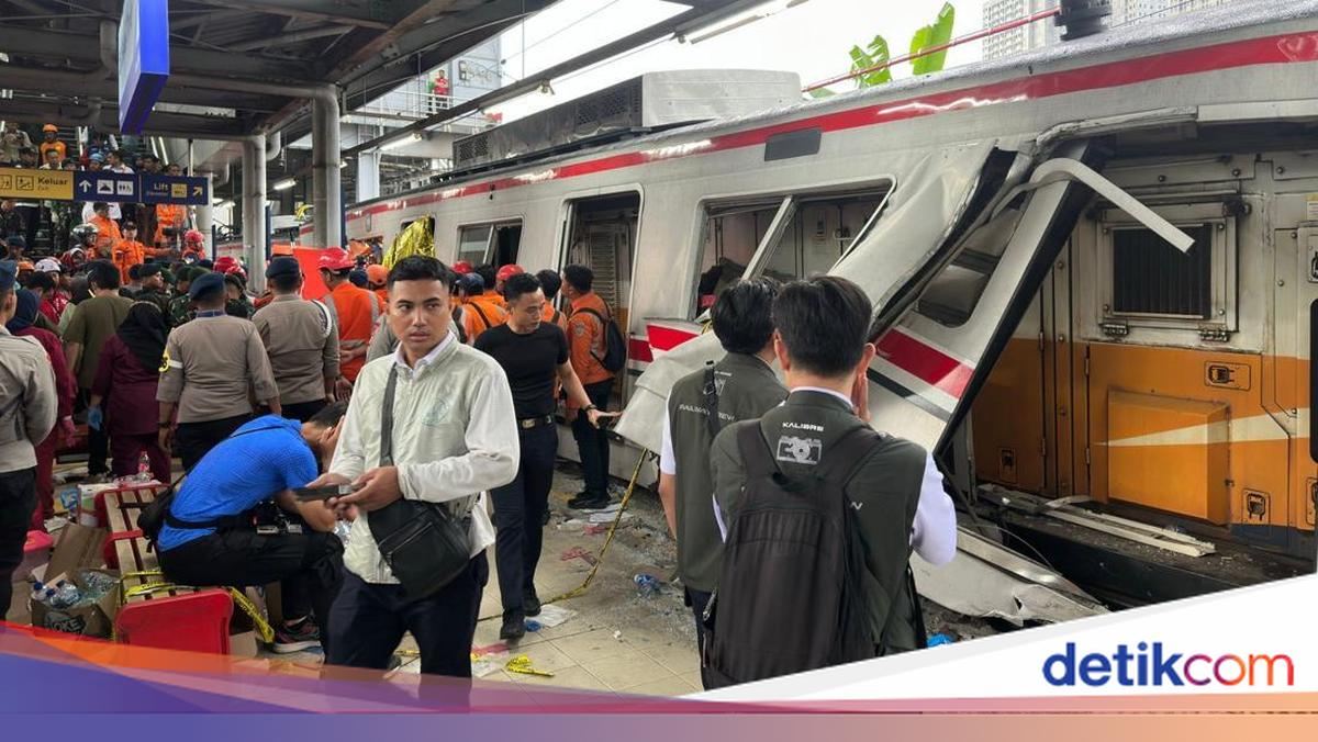 Kecelakaan kereta di Stasiun Bekasi Timur melibatkan KA jarak jauh dan KRL, mengakibatkan gerbong kereta hancur. Begini penampakannya.
