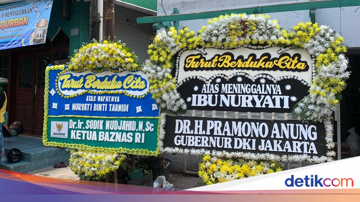 Karangan Bunga Penuhi Rumah Duka Korban Kecelakaan Kereta Bekasi