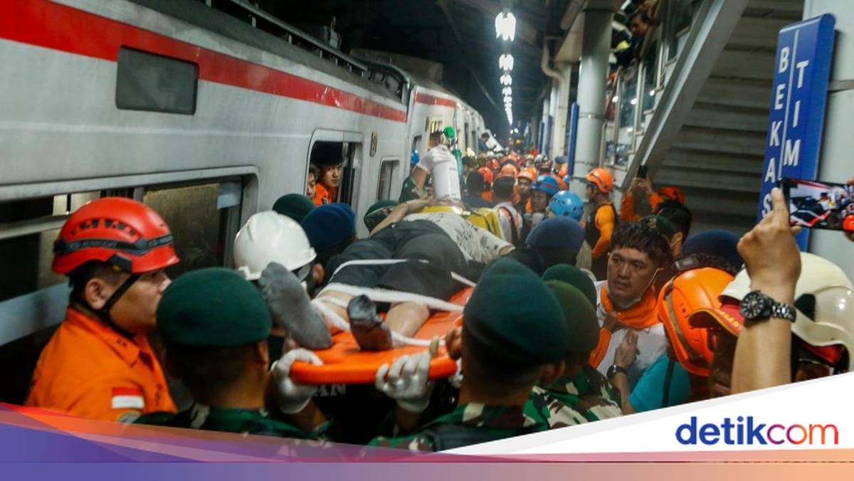 Petugas berpacu dengan waktu mengevakuasi korban dari gerbong yang ringsek di Bekasi Timur. Sejumlah penumpang masih terjebak di antara material logam.

#Foto