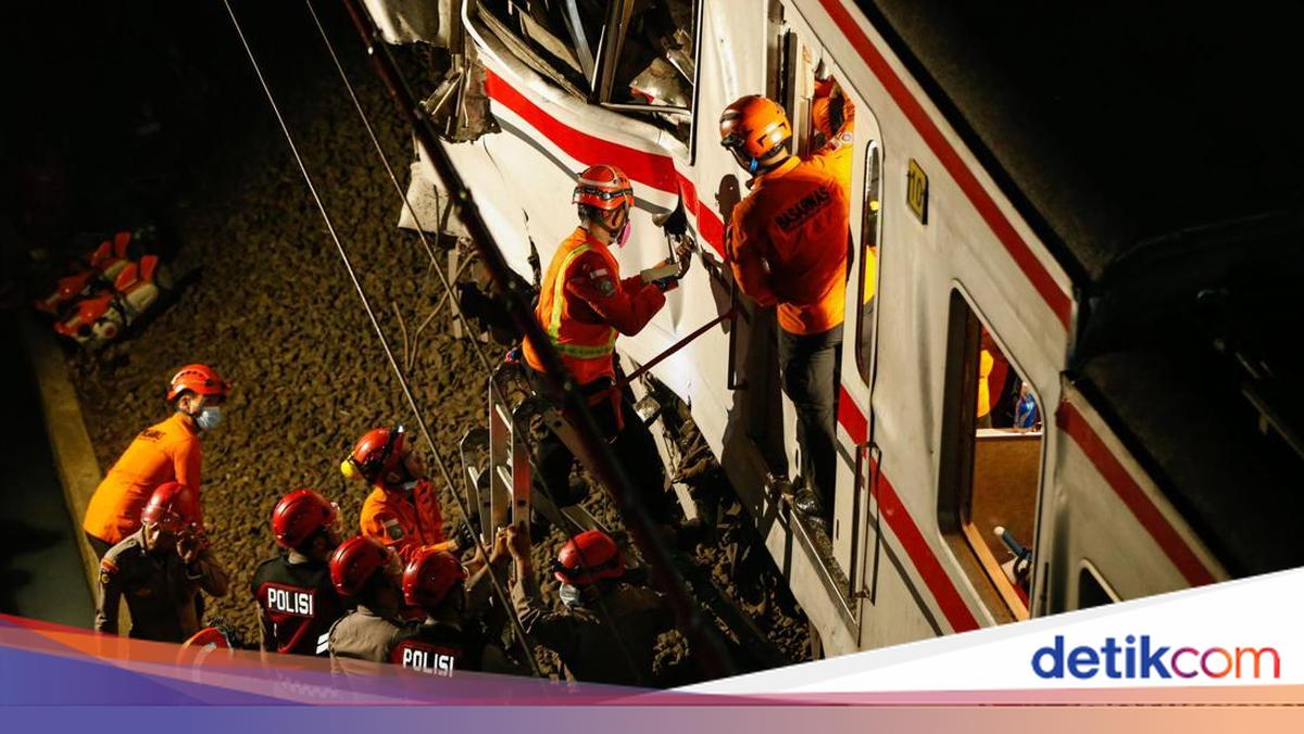Kecelakaan kereta di Stasiun Bekasi Timur menyebabkan 7 penumpang meninggal dan 81 luka-luka. Sebanyak 13 perjalanan KA jarak jauh dibatalkan untuk keselamatan.