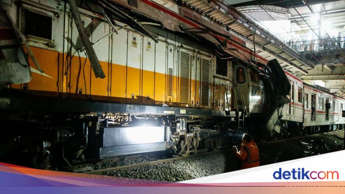 Kecelakaan kereta di Bekasi mengakibatkan 7 tewas dan 81 luka-luka. Tiga korban masih terjebak di gerbong. Evakuasi berlangsung hati-hati selama 8 jam.