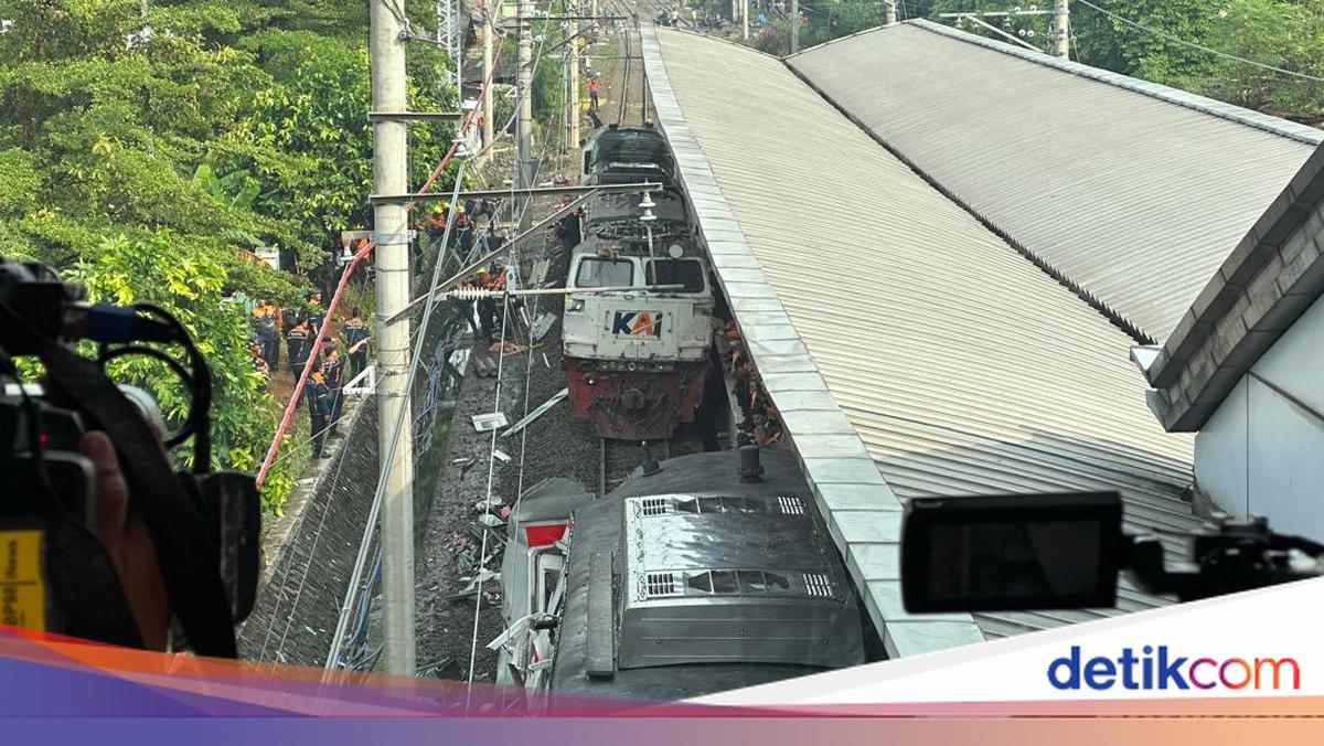 Lokomotif yang tersangkut di gerbong KRL di Stasiun Bekasi Timur berhasil dipisahkan setelah evakuasi selama 8 jam. Tujuh penumpang meninggal, 81 luka-luka.