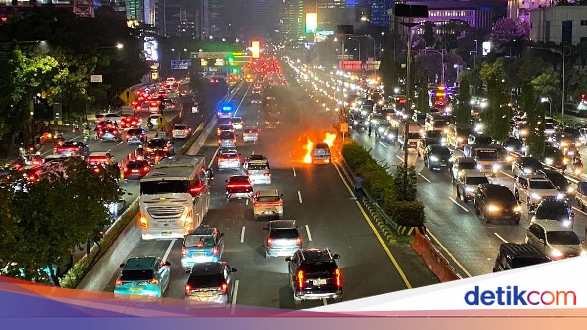 Mobil Terbakar di Tol Dalam Kota, Lalin Arah Cawang Macet Parah