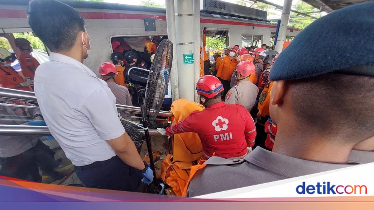 Momen Brimob Polda Metro Evakuasi Korban Tabrakan Kereta di Bekasi