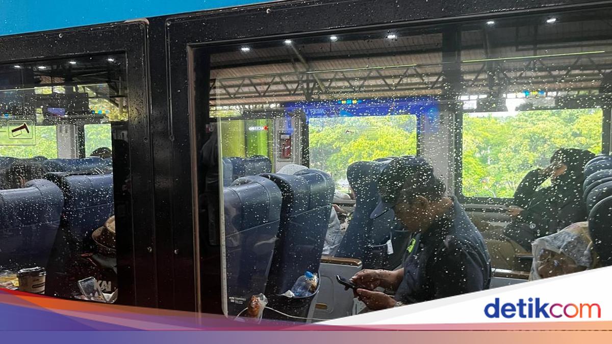 Keterlambatan sejumlah kereta dari Stasiun Gambir akibat kecelakaan di Bekasi Timur. Penumpang menunggu, sementara KAI meminta maaf atas insiden ini.