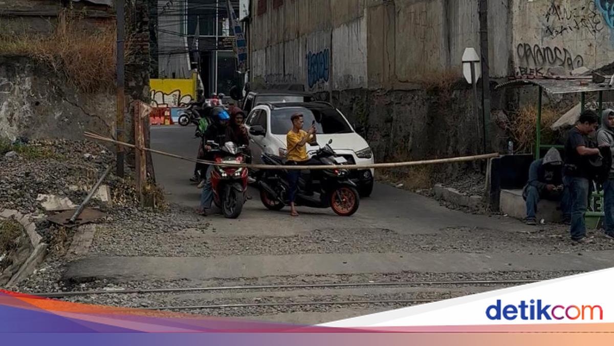 Palang dari Bambu, Lintasan TKP Taksi Tertemper KRL Dijaga Warga Bergantian