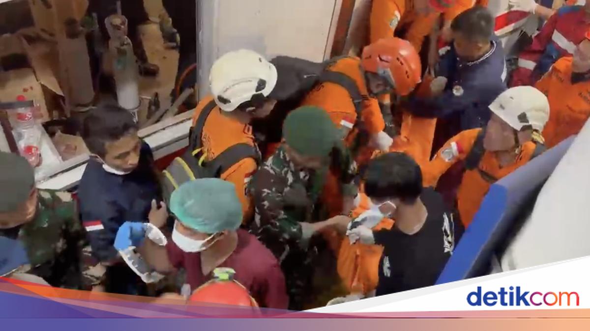 Satu Kantong Jenazah Dievakuasi dari KRL di Stasiun Bekasi Timur