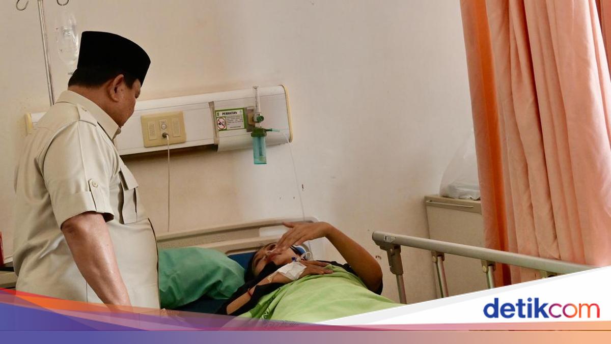Prabowo Sempatkan Jenguk Korban Kecelakaan Kereta Sebelum Kunker Luar Kota