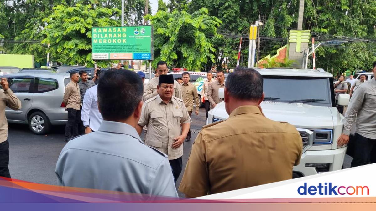 Prabowo dikabarkan menjenguk korban kecelakaan kereta api Argo Bromo dengan KRL di Stasiun Bekasi Timur. Prabowo langsung masuk ke dalam rumah sakit.