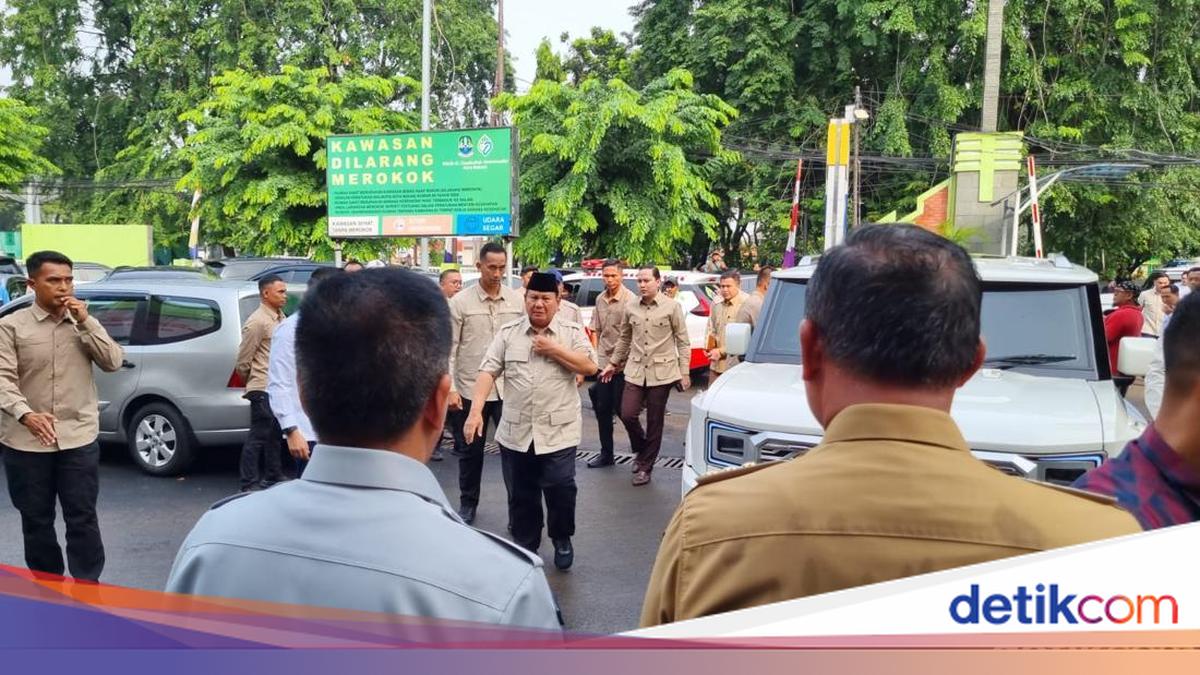 Presiden Prabowo mengunjungi korban kecelakaan kereta di Bekasi. Ia menyampaikan belasungkawa.