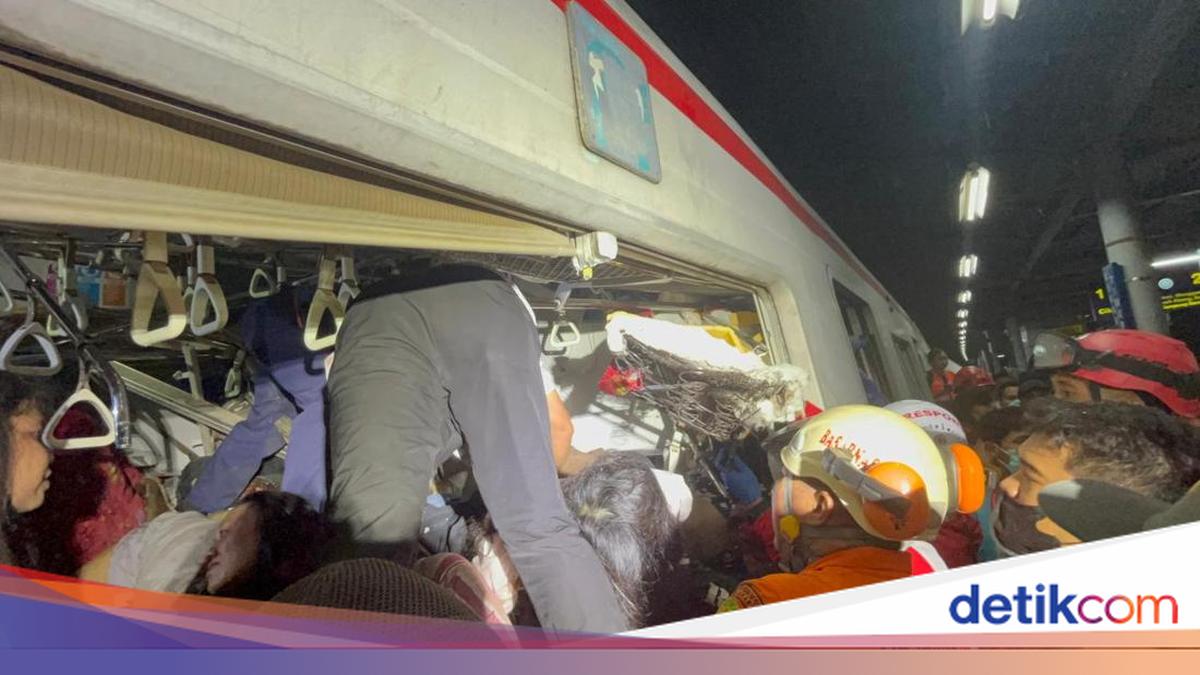 Tim SAR Berjibaku Selamatkan Korban KA Tabrak KRL di Bekasi
