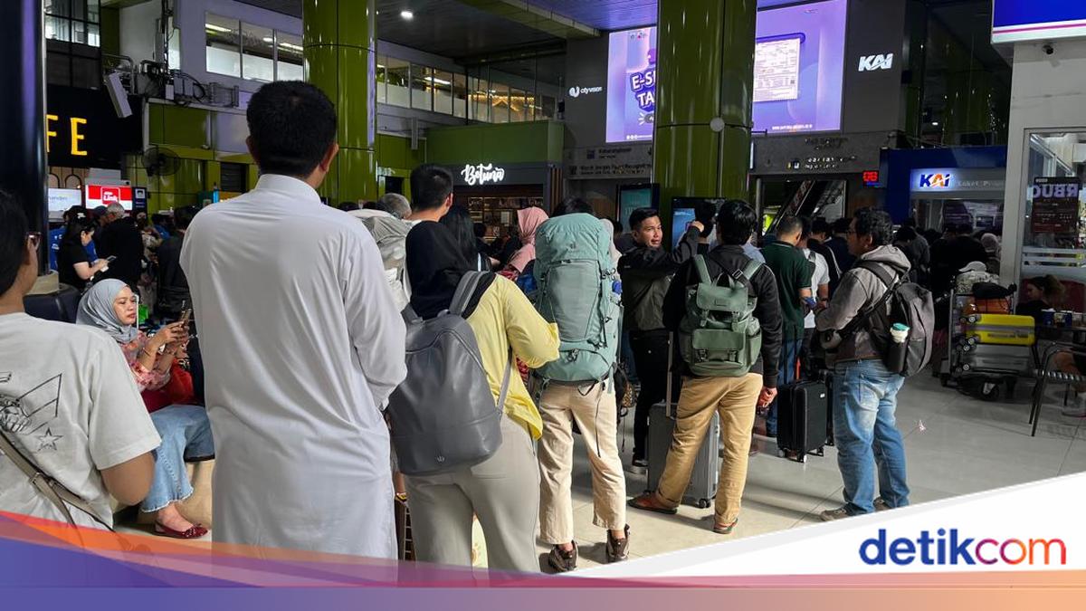 Antrean Panjang di Stasiun Gambir, Refund Tiket Imbas Kecelakaan Kereta