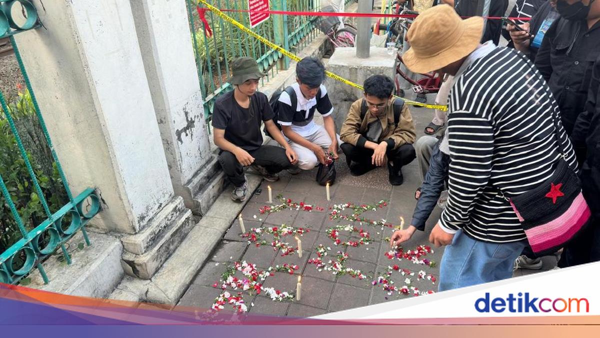 Berduka Kecelakaan Maut Kereta, Warga Tabur Bunga di Stasiun Bekasi Timur