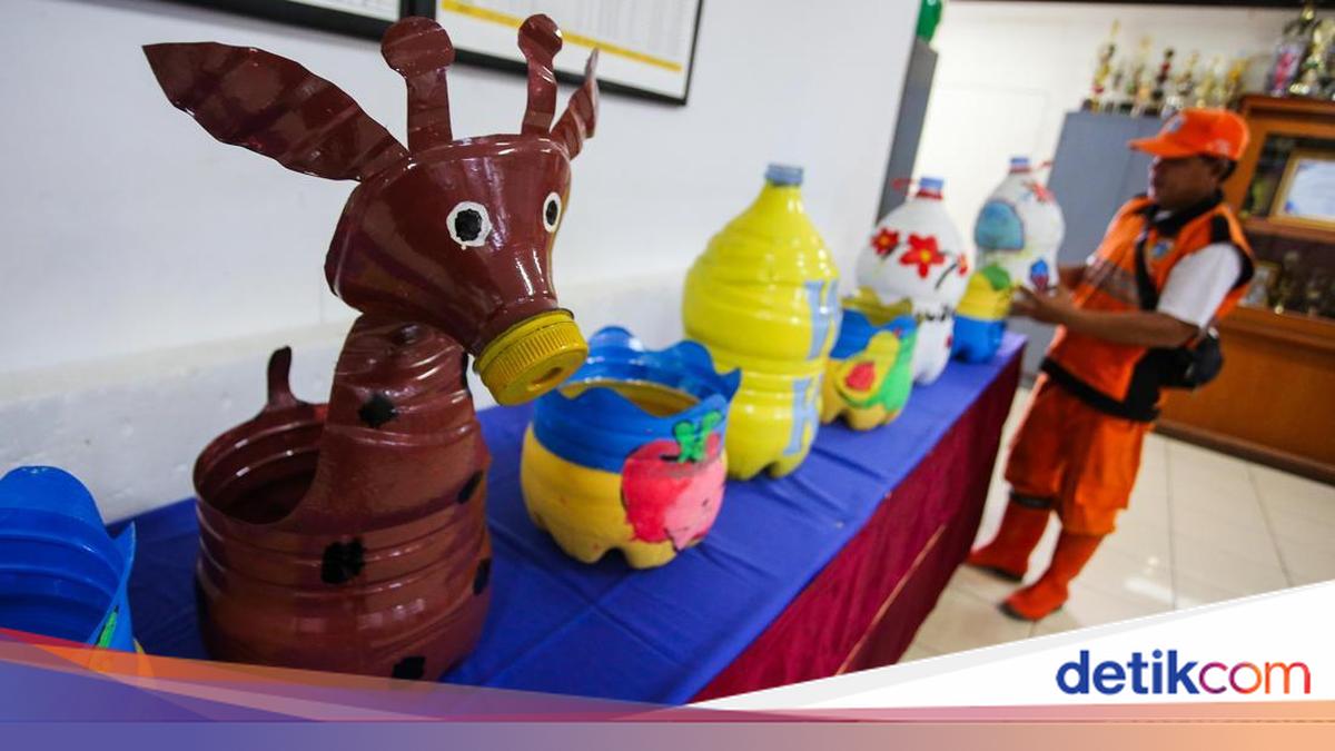 Aksi Petugas PPSU Menyulap Sampah dari Selokan ke Rupiah