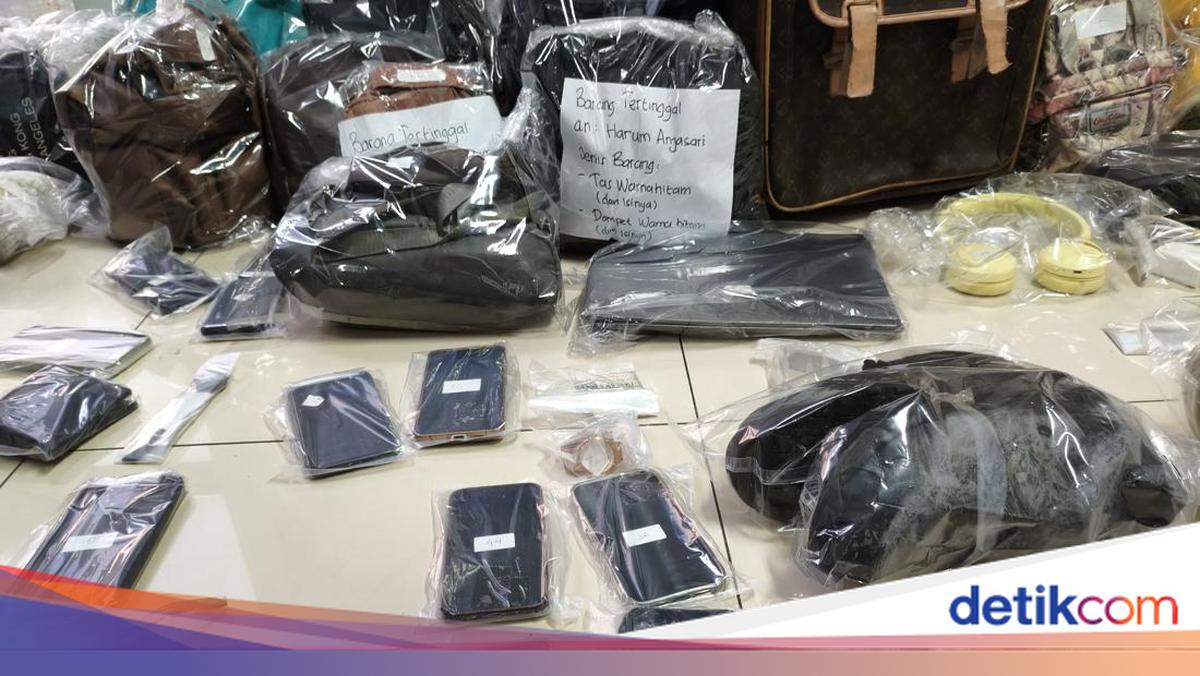 Penampakan Barang Penumpang KRL Korban Tabrakan Kereta di Bekasi