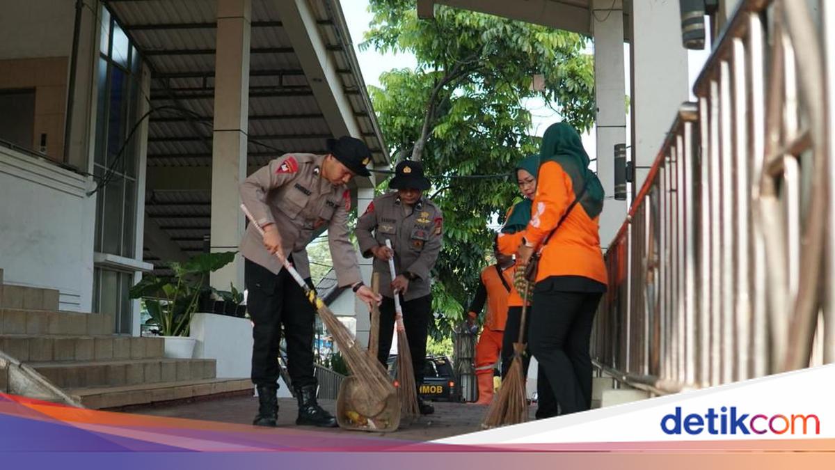 Brimob Polda Metro Bantu Warga Bersihkan Tempat Ibadah di Jakpus