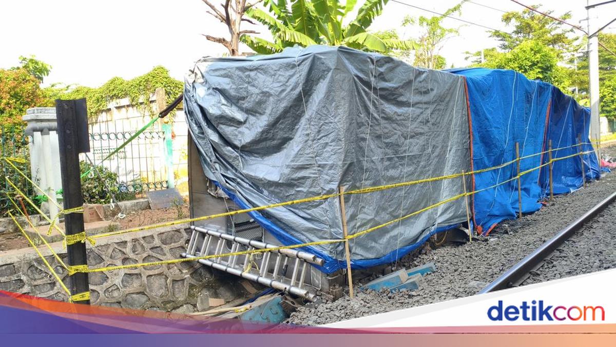 Gerbong Wanita Dievakuasi ke Tepi Rel Usai Kecelakaan di Bekasi Timur