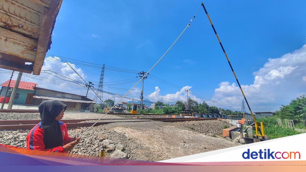 Komalasari, penjaga palang pintu perlintasan kereta di Rancaekek, menjalankan tugasnya dengan penuh tanggung jawab demi keselamatan pengguna jalan. Simak selengkapnya di sini!

Via @detikjabar_