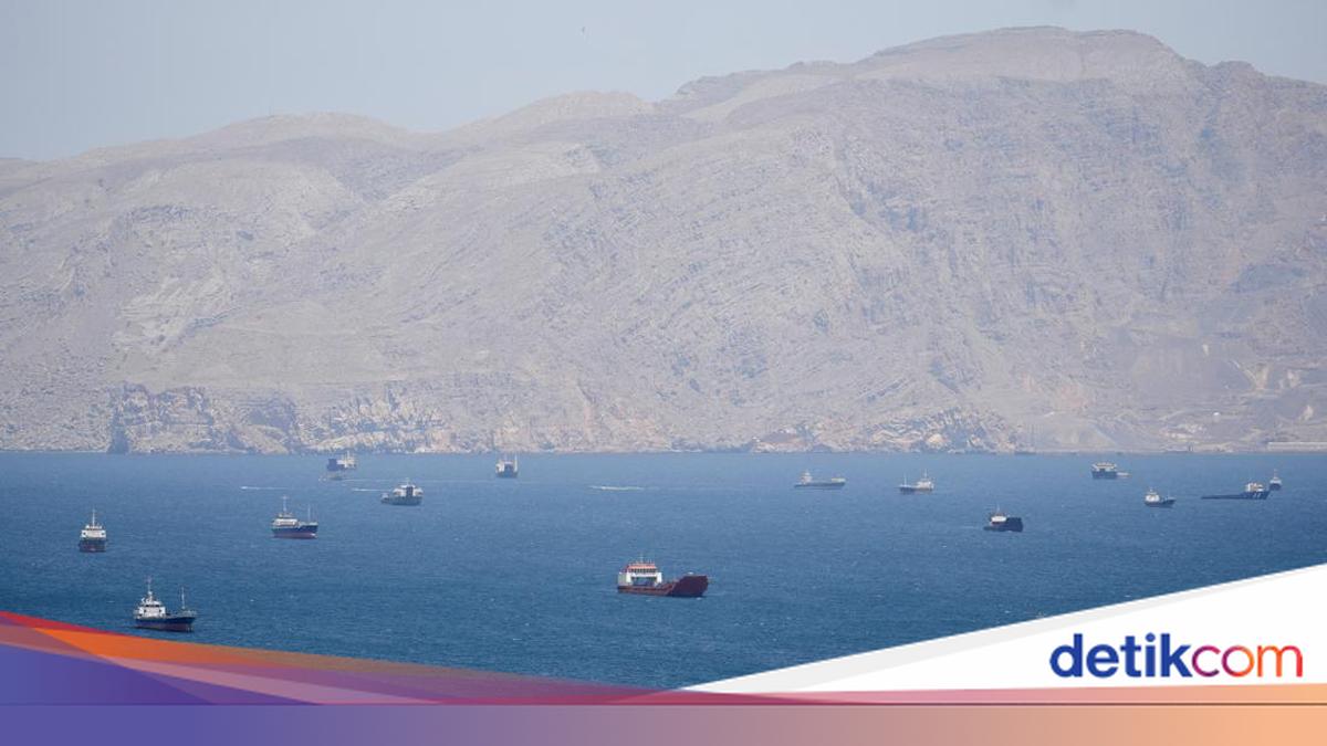 Trump Umumkan AS Akan Bebaskan Kapal Terblokir di Selat Hormuz Mulai Senin
