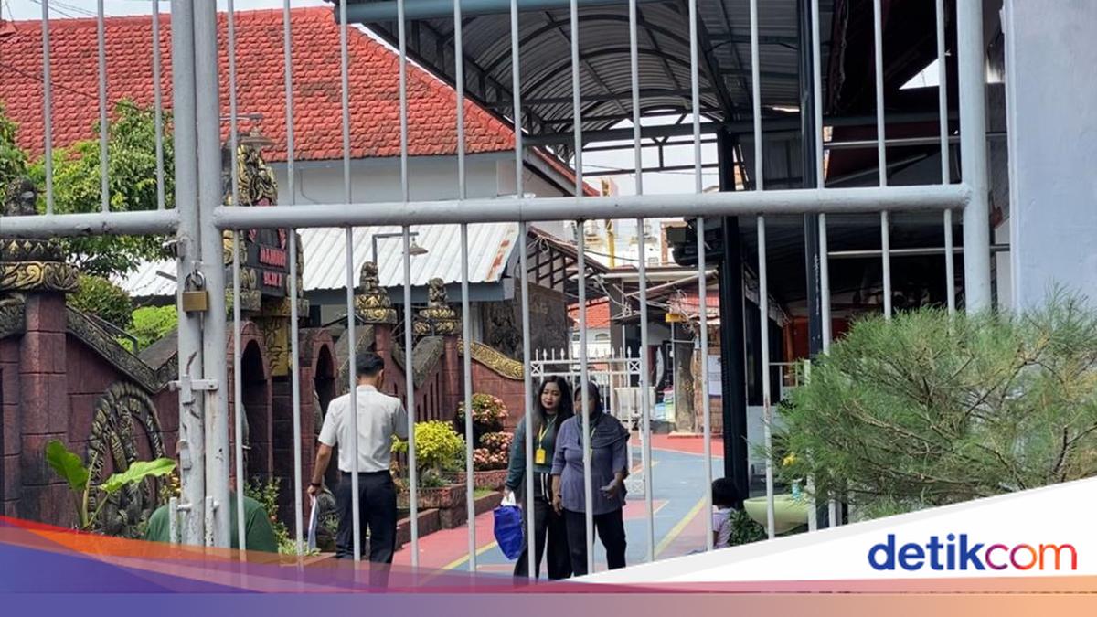 Tiga oknum pegawai Lapas Kelas II B Blitar diduga terlibat pungli dengan menawarkan sel khusus seharga Rp 100 juta. Ini fasilitas istimewa yang didapat oleh penghuni sel!

Via @detikjatim_