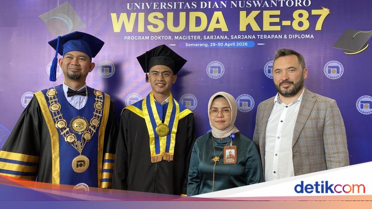 Berikut deretan fakta soal pesepakbola Pratama Arhan yang akhirnya mendapat gelar sarjana. Ia mengungkap perjuangannya bisa lulus kuliah. 

Via @detikjatengcom