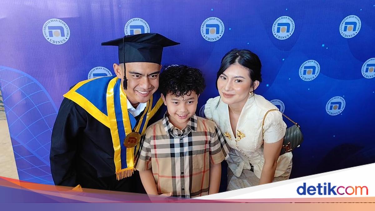 Ini respons pemain Timnas Indonesia, Pratama Arhan saat wisuda sarjana di Udinus didampingi Selebgram Inka Andestha. Simak di sini!

Via @detikjatengcom