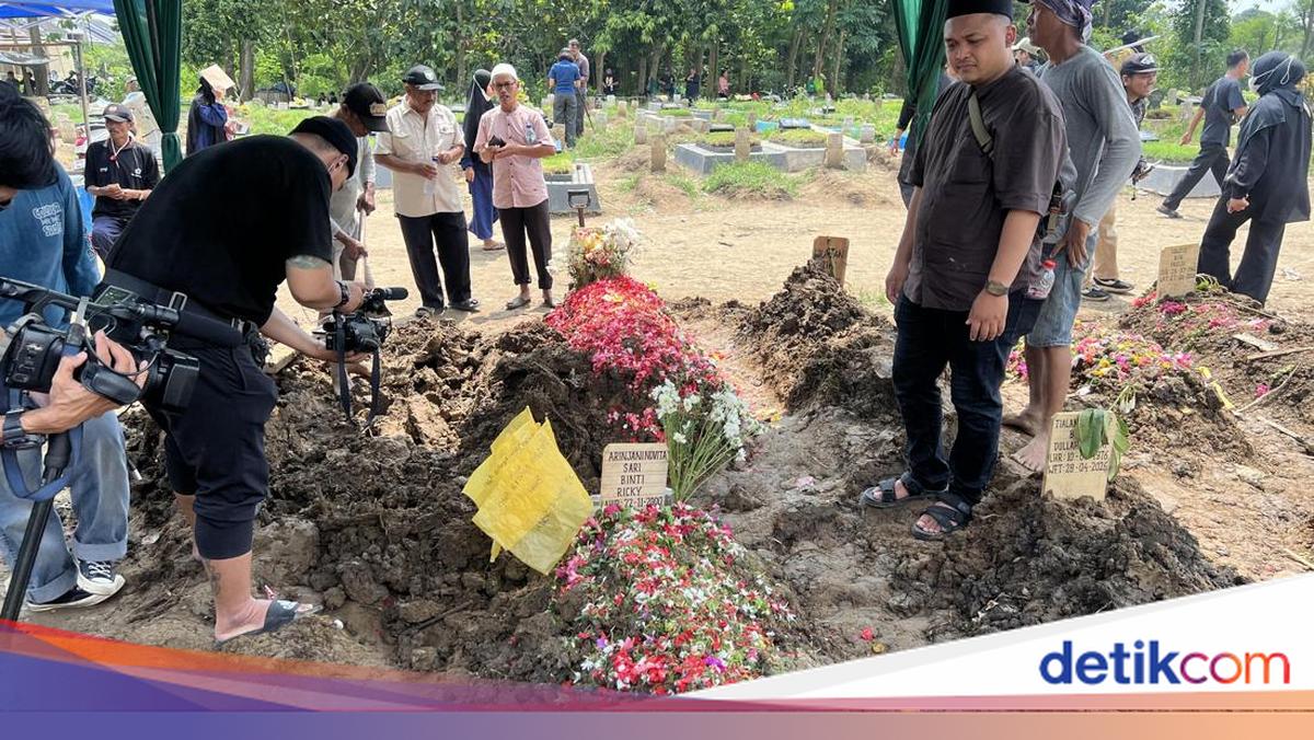 Arinjani dan Karyawati KompasTV Korban Tabrakan KRL Dimakamkan Berdekatan