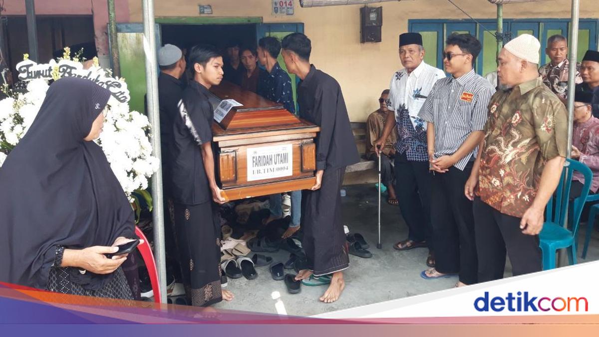 Tangis Iringi Pemakaman Faridah, Pegawai RSCM Korban Kecelakaan Kereta Bekasi