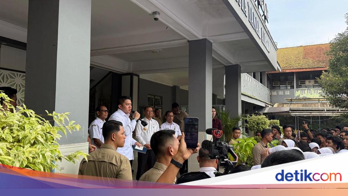 Seskab Pimpin Pelajar SMAN 1 Cilacap Nyanyi Lagu Nasional di Depan Prabowo