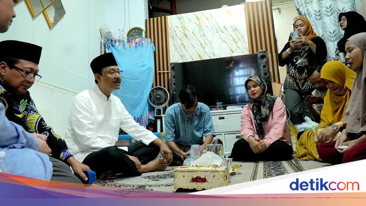Gus Ipul Takziah ke Rumah Korban Kecelakaan Kereta Api di Bekasi
