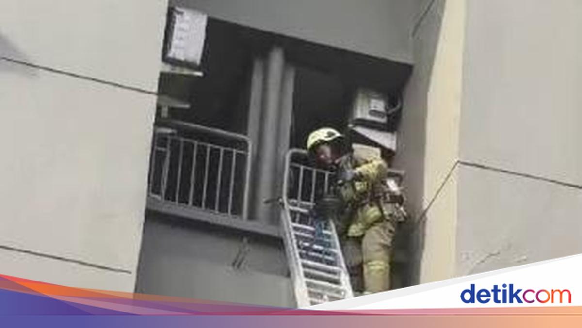 Ada Korban Terjebak dalam Kebakaran Apartemen di Jakbar, Damkar Evakuasi
