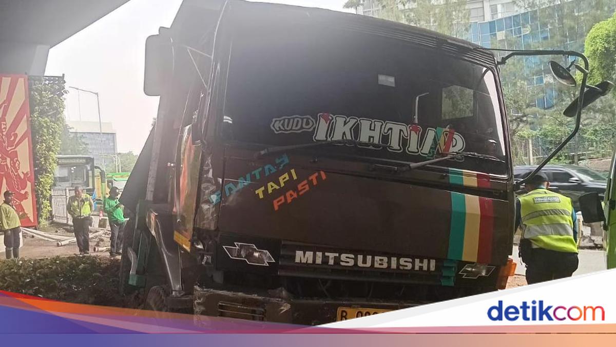 Truk Rem Blong di Flyover Slipi Tabrak Beton Busway, Nihil Korban