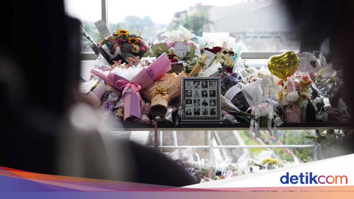 Bunga dan Doa untuk Korban Kecelakaan Kereta Argo Bromo Anggrek dan KRL