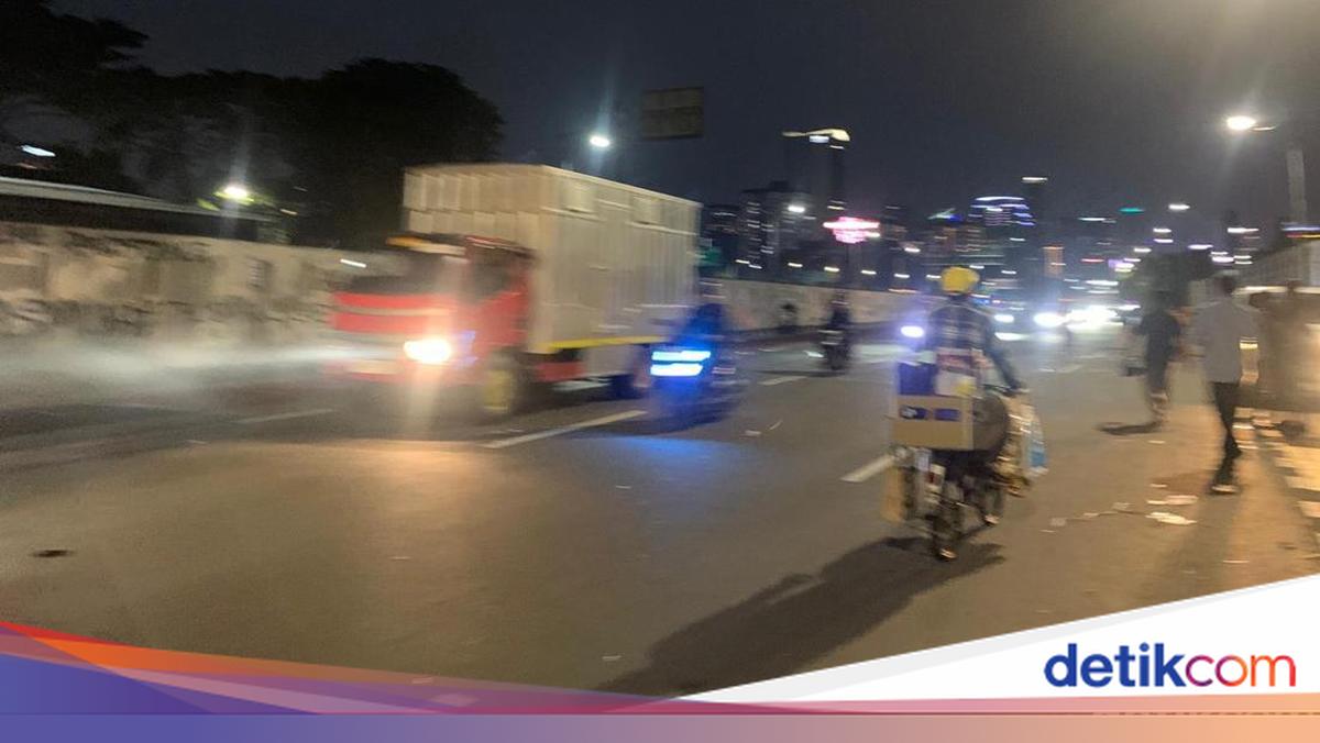 Massa Buruh dan Mahasiswa Bubar, Lalin Depan DPR Kembali Dibuka